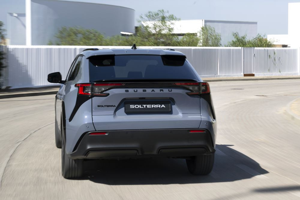 Le SUV électrique de taille intermédiaire Subaru Solterra mis à jour en approche