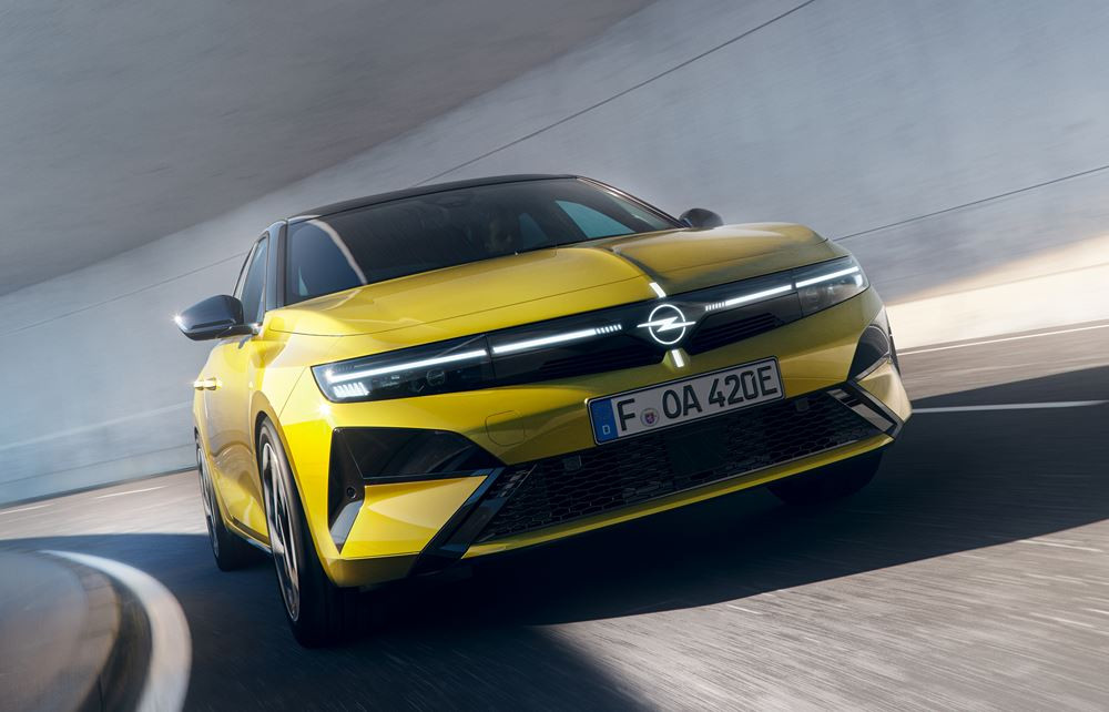 La version modernisée de l'Opel Astra affiche un emblème Blitz illuminé