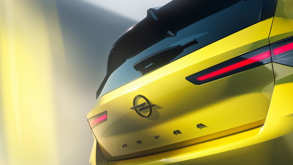 La version modernisée de l'Opel Astra affiche un emblème Blitz illuminé