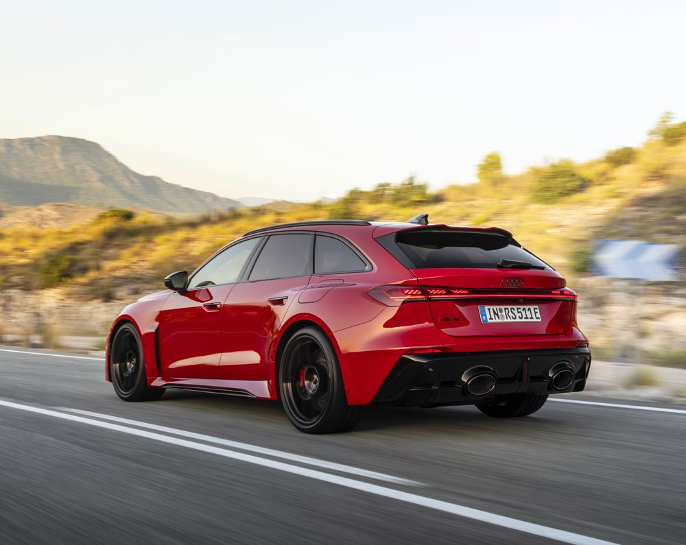 Le break hybride rechargeable haute performance Audi RS 5 Avant développe 639 ch