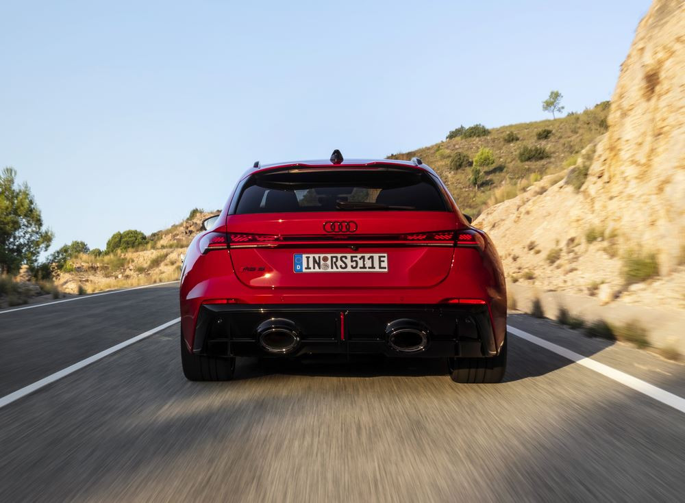 Le break hybride rechargeable haute performance Audi RS 5 Avant développe 639 ch
