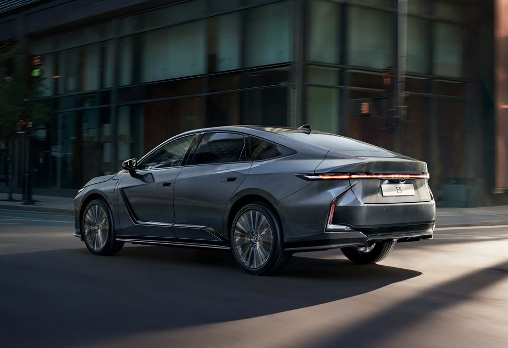 La Lexus ES hybride de huitième génération porte à un niveau supérieur les caractéristiques de la routière japonaise