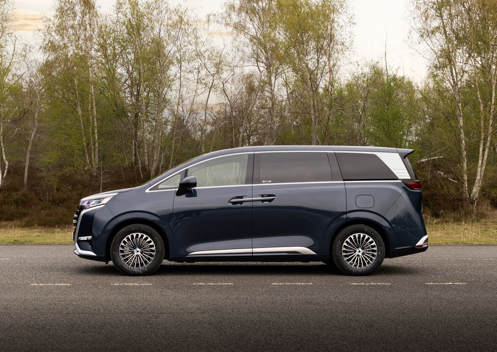Le monospace sept places hybride rechargeable Denza D9 DM-i offre 210 km d'autonomie en mode électrique