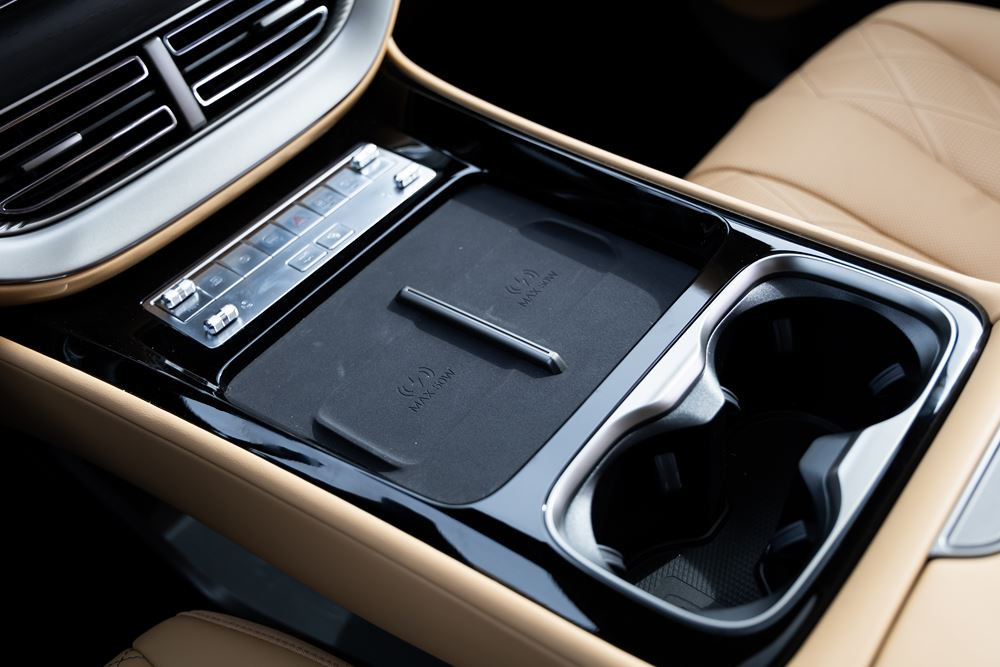 Le monospace sept places hybride rechargeable Denza D9 DM-i offre 210 km d'autonomie en mode électrique