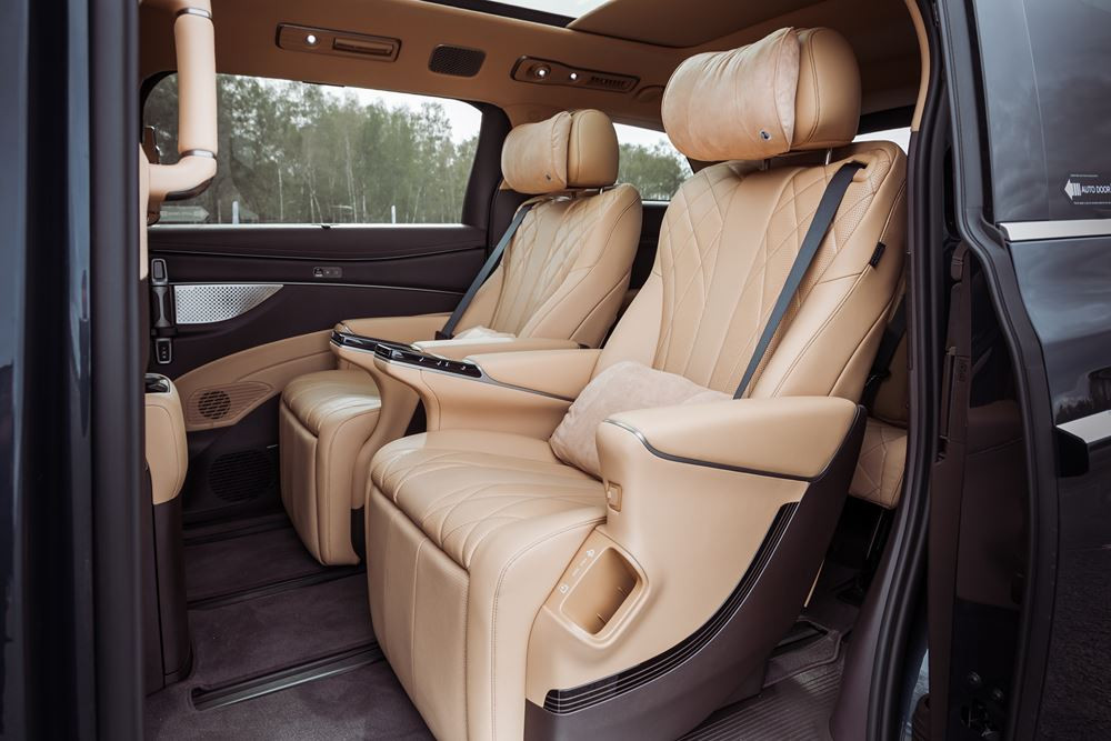 Le monospace sept places hybride rechargeable Denza D9 DM-i offre 210 km d'autonomie en mode électrique