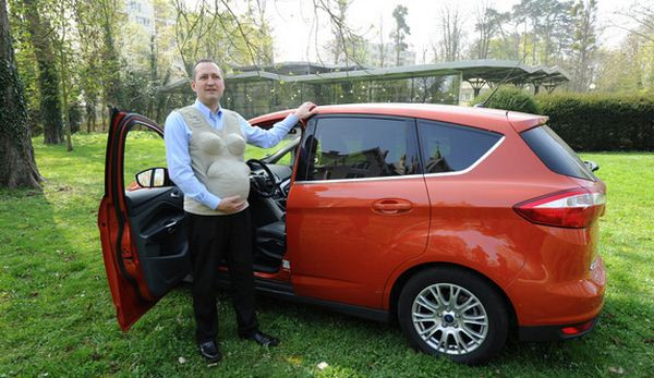 Les ingénieurs Ford se mettent dans la peau des femmes enceintes pour adapter l’ergonomie