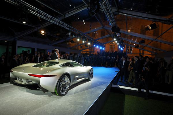 Jaguar annonce la production de la supercar hybride C-X75