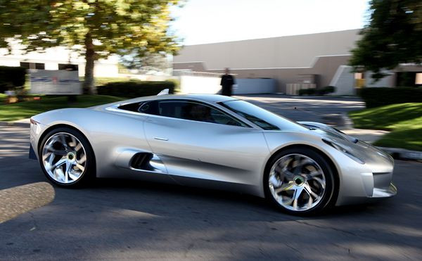 Jaguar annonce la production de la supercar hybride C-X75