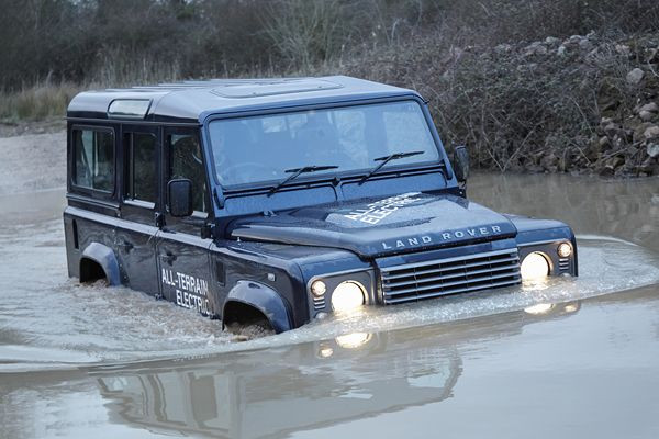 Land Rover teste un Defender électrique conservant ses capacités tout-terrain