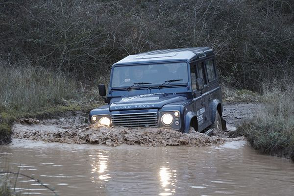 Land Rover teste un Defender électrique conservant ses capacités tout-terrain