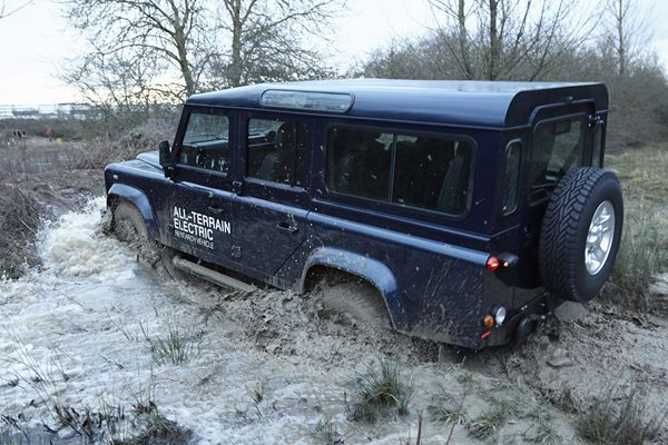 Land Rover teste un Defender électrique conservant ses capacités tout-terrain