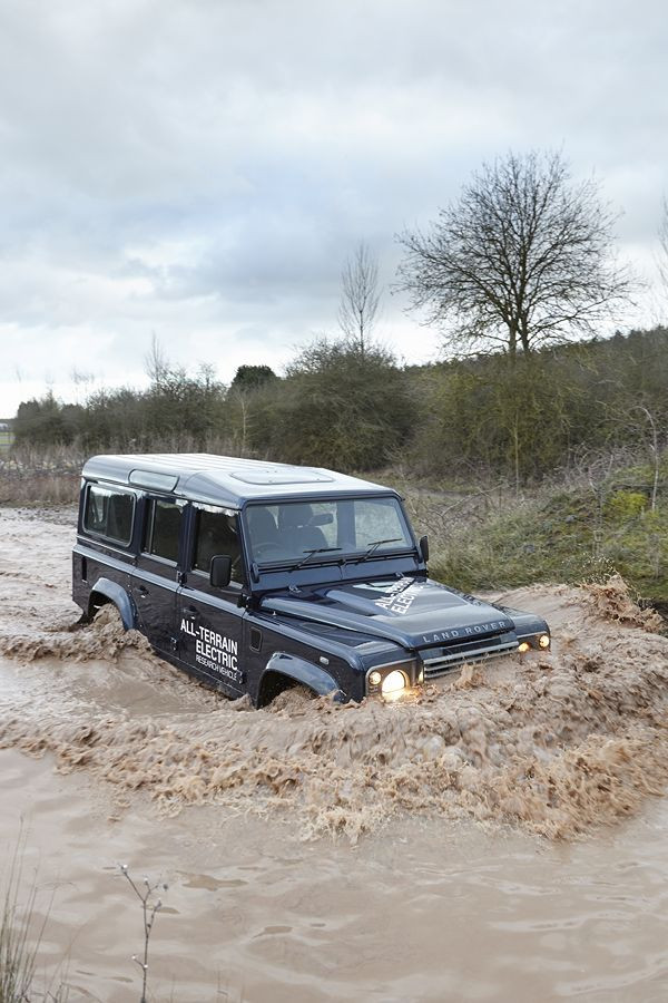 Land Rover teste un Defender électrique conservant ses capacités tout-terrain