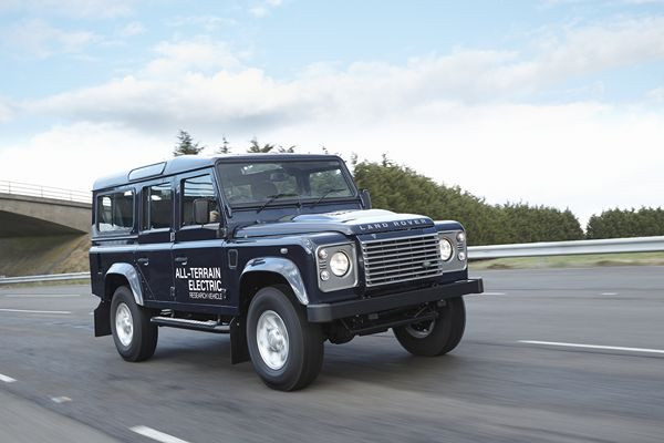 Land Rover teste un Defender électrique conservant ses capacités tout-terrain