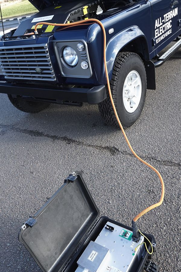 Land Rover teste un Defender électrique conservant ses capacités tout-terrain