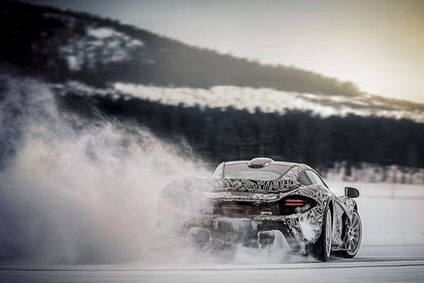 La supercar McLaren P1 en phase de test dans des conditions extrêmes