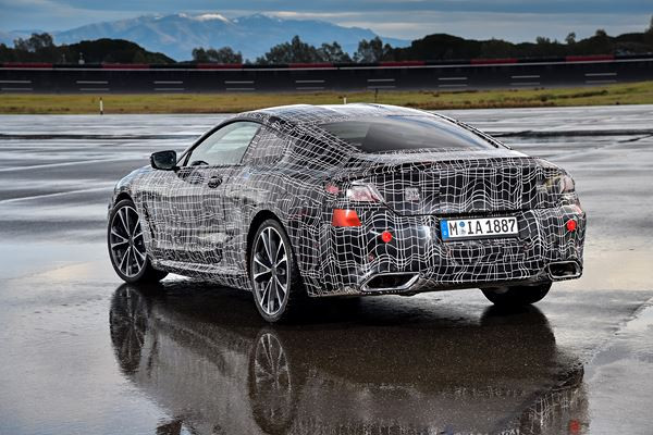 La BMW Série 8 Coupé en test dynamique intensif sur circuit à haute vitesse