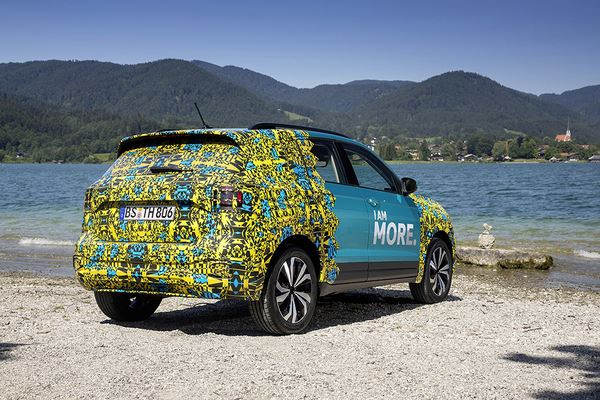 Le SUV urbain Volkswagen T-Cross en approche