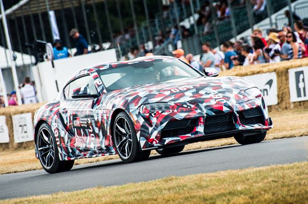 Le coupé sport Toyota Supra en approche