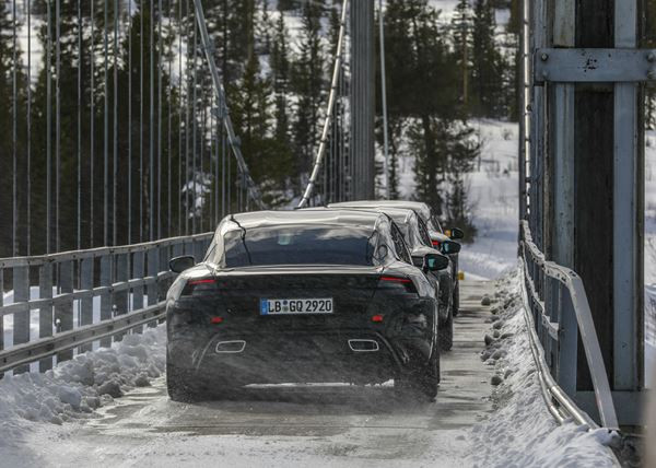 La voiture sportive électrique Porsche Taycan finalise sa phase de tests