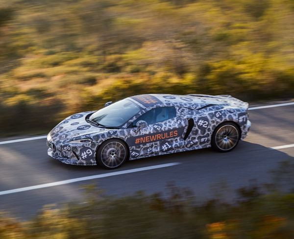 Une McLaren « Grand Tourer » à moteur central qui enfreint les règles