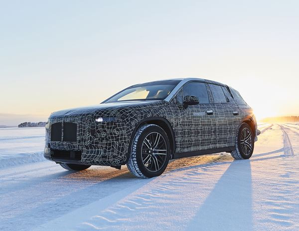La BMW iNext fait ses premiers tours de roues dans les conditions hivernales extrêmes