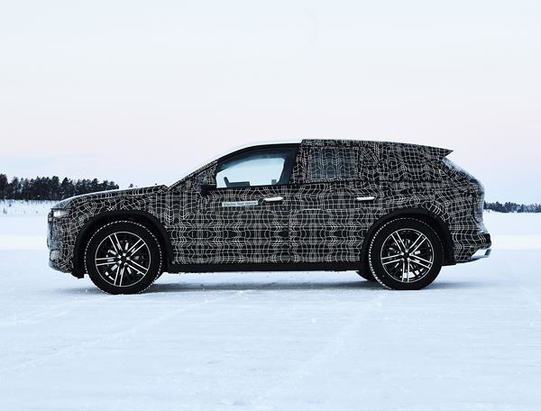 La BMW iNext fait ses premiers tours de roues dans les conditions hivernales extrêmes