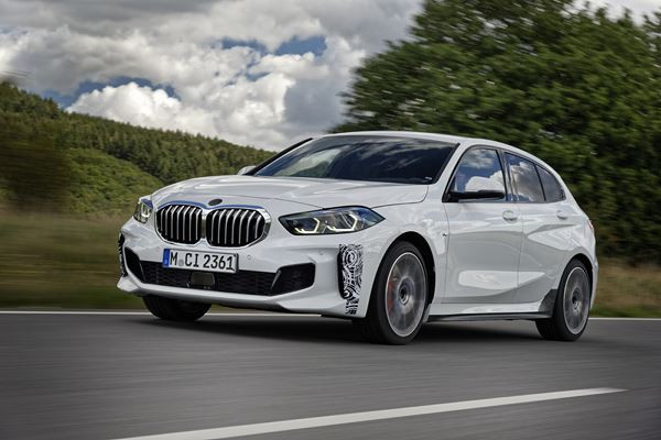 La voiture de sport compacte BMW 128ti en sa phase finale d'essai