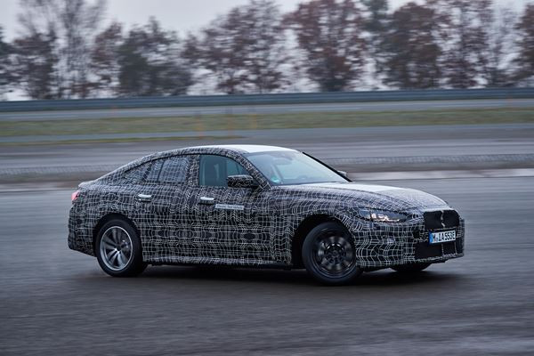 Le Gran Coupé 4 portes électrique BMW i4 achève la phase finale des essais de réglage
