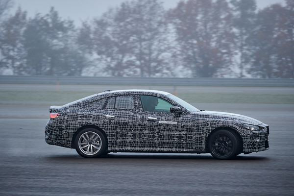 Le Gran Coupé 4 portes électrique BMW i4 achève la phase finale des essais de réglage