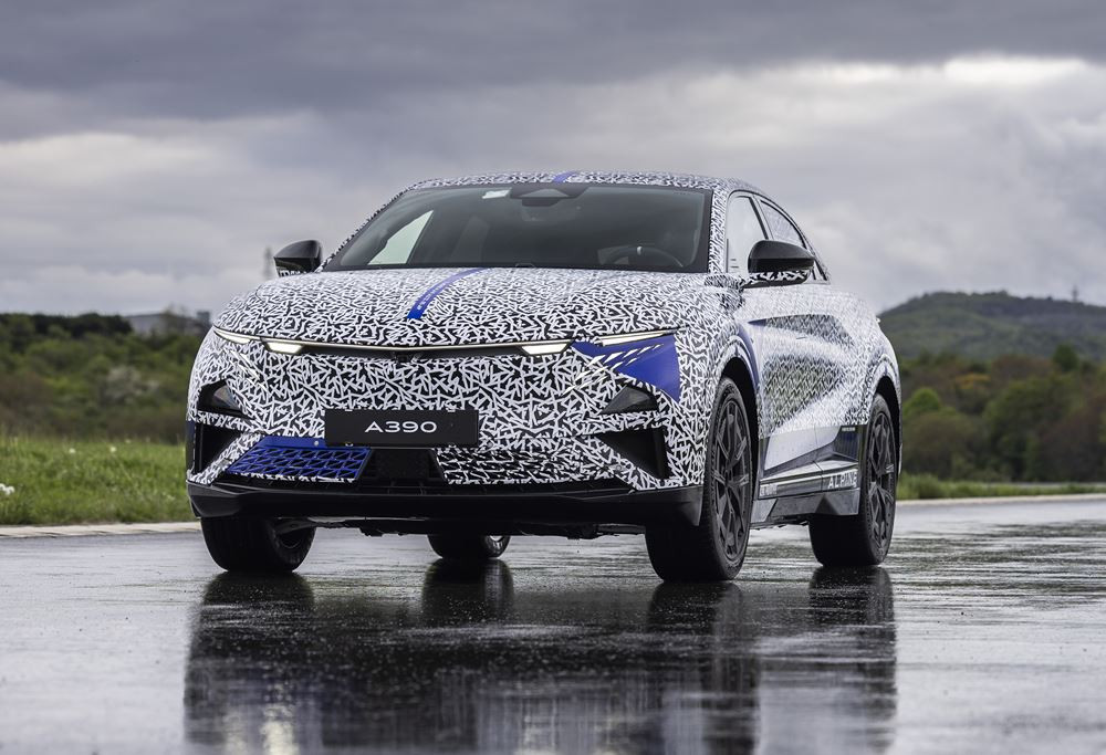 Le sport fastback électrique Alpine A390 effectue ses derniers tests de comportement sur piste mouillée