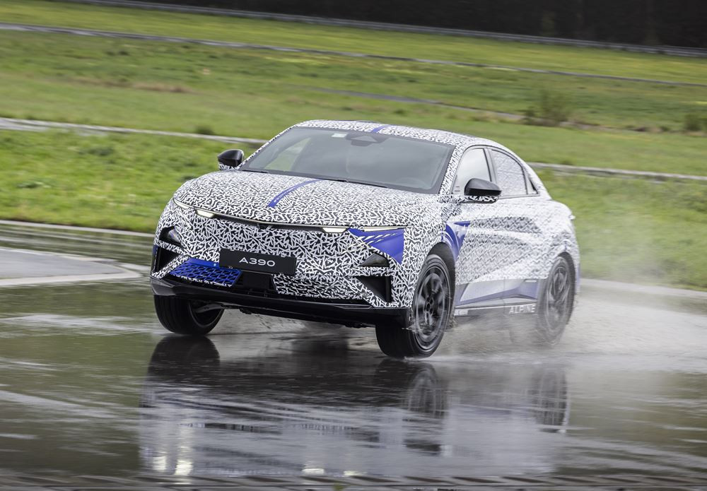 Le sport fastback électrique Alpine A390 effectue ses derniers tests de comportement sur piste mouillée