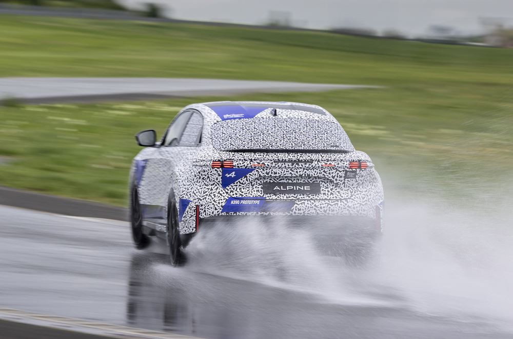 Le sport fastback électrique Alpine A390 effectue ses derniers tests de comportement sur piste mouillée