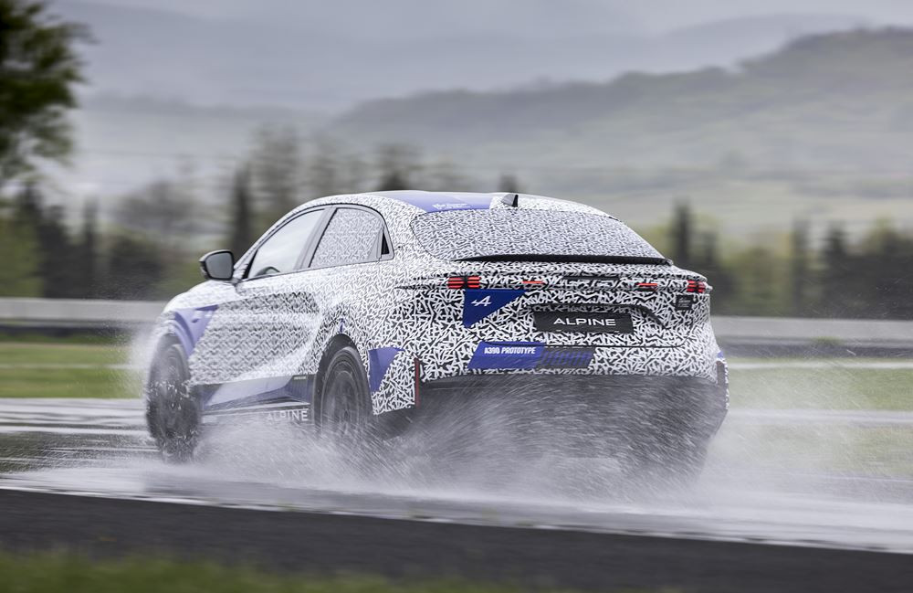 Le sport fastback électrique Alpine A390 effectue ses derniers tests de comportement sur piste mouillée