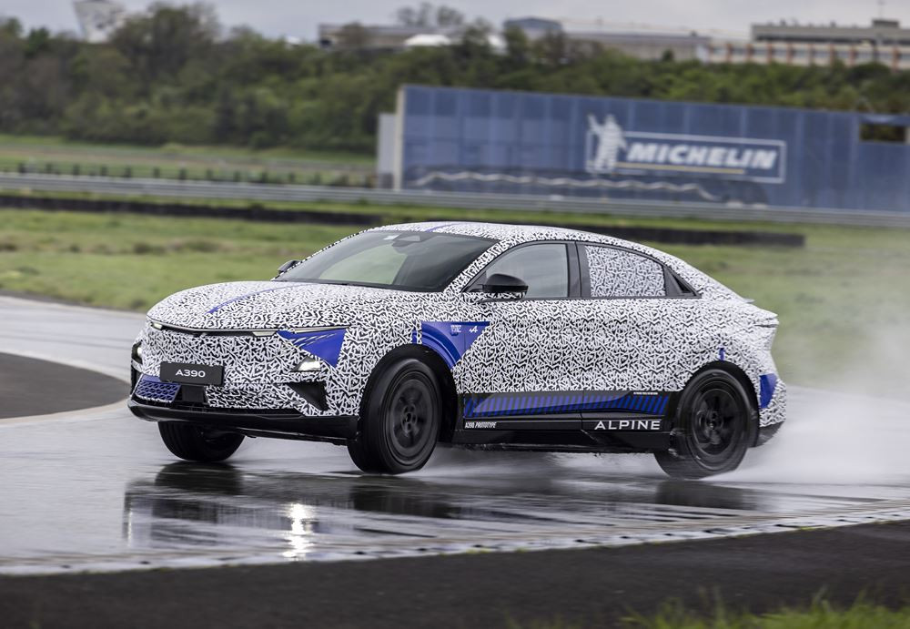 Le sport fastback électrique Alpine A390 effectue ses derniers tests de comportement sur piste mouillée