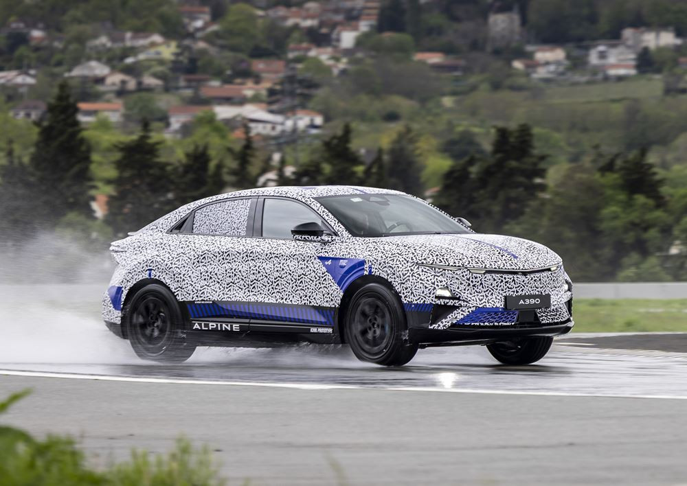 Le sport fastback électrique Alpine A390 effectue ses derniers tests de comportement sur piste mouillée