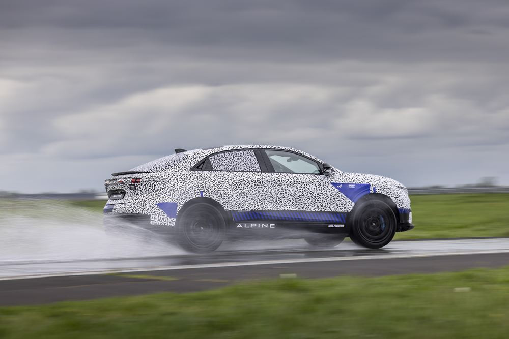 Le sport fastback électrique Alpine A390 effectue ses derniers tests de comportement sur piste mouillée