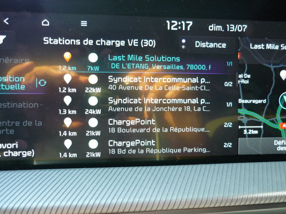 L'utilisation d'un planificateur d'itinéraire et d'une application de recharge pour détecter les anomalies de guidage