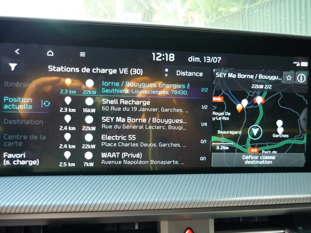 L'utilisation d'un planificateur d'itinéraire et d'une application de recharge pour détecter les anomalies de guidage
