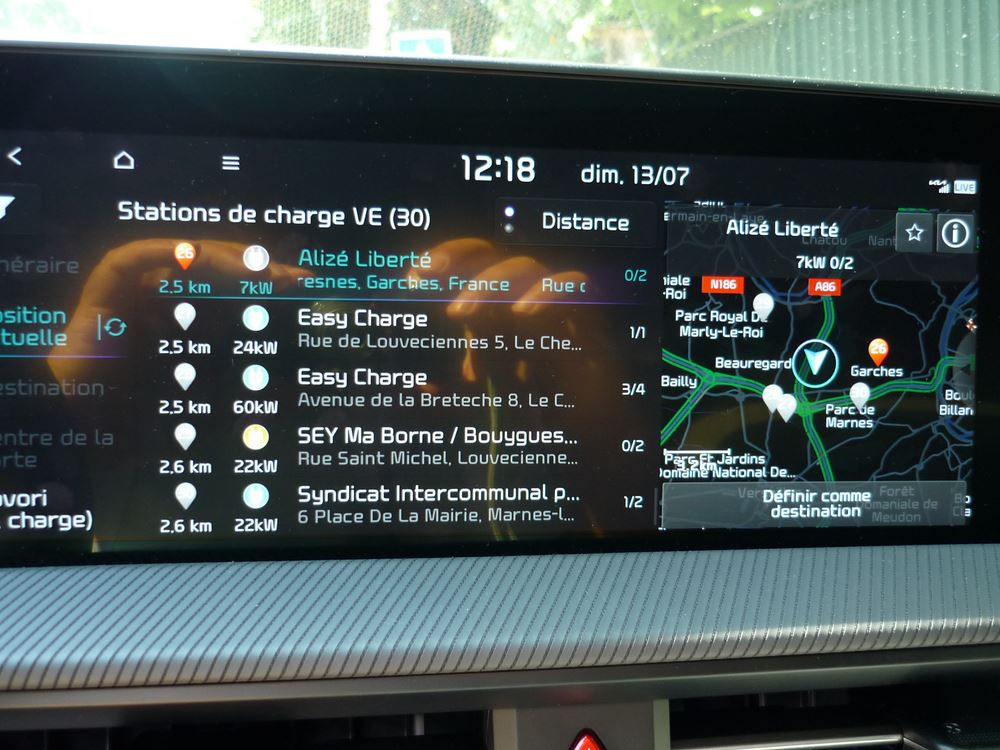 L'utilisation d'un planificateur d'itinéraire et d'une application de recharge pour détecter les anomalies de guidage