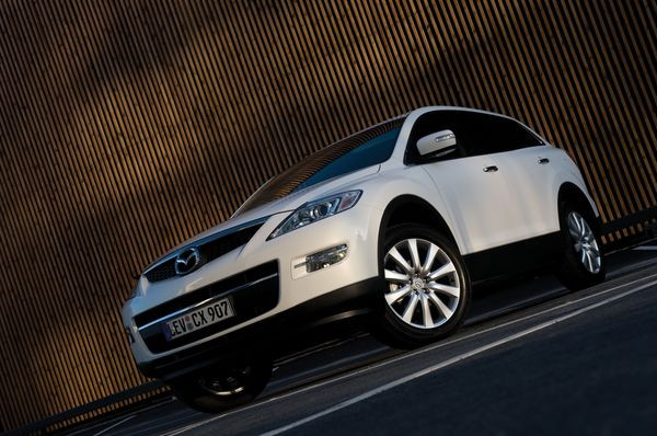Mazda présente son SUV haut de gamme le CX-9 au salon automobile de Moscou