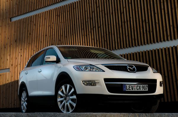 Mazda présente son SUV haut de gamme le CX-9 au salon automobile de Moscou
