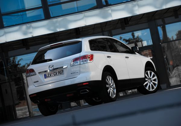 Mazda présente son SUV haut de gamme le CX-9 au salon automobile de Moscou