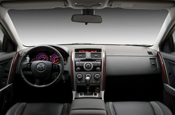 Mazda présente son SUV haut de gamme le CX-9 au salon automobile de Moscou