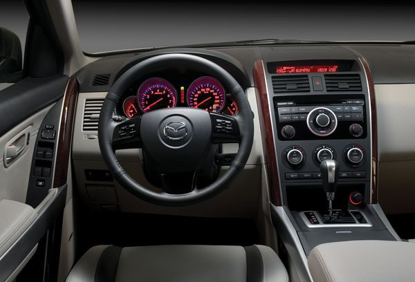 Mazda présente son SUV haut de gamme le CX-9 au salon automobile de Moscou