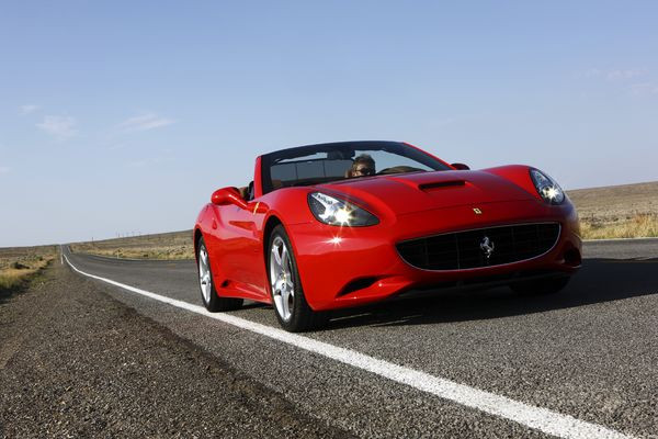 Ferrari dévoile la California à Paris
