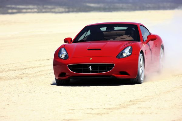 Ferrari dévoile la California à Paris