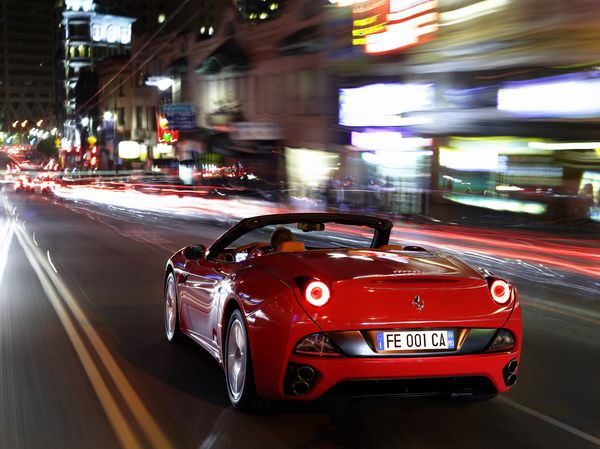 Ferrari dévoile la California à Paris