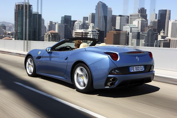 Ferrari dévoile la California à Paris