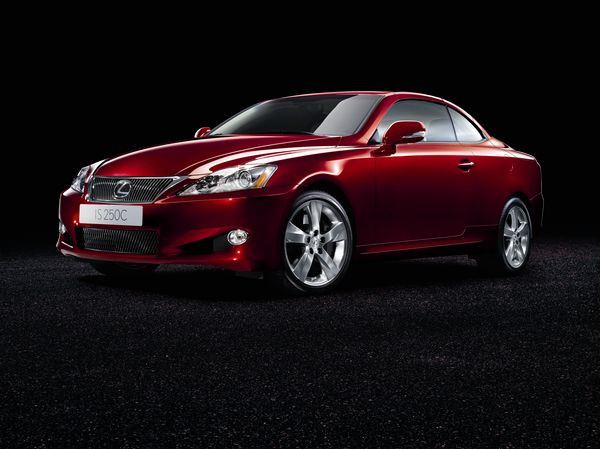Première mondiale à Paris pour le cabriolet Lexus IS250C