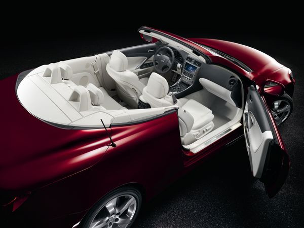 Première mondiale à Paris pour le cabriolet Lexus IS250C